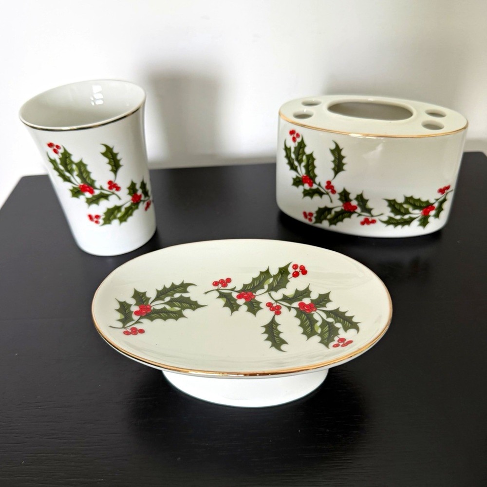 Vintage Beautiful Holly Berry 3pc Ceramic Bathroom Accessory Set Made in Japan